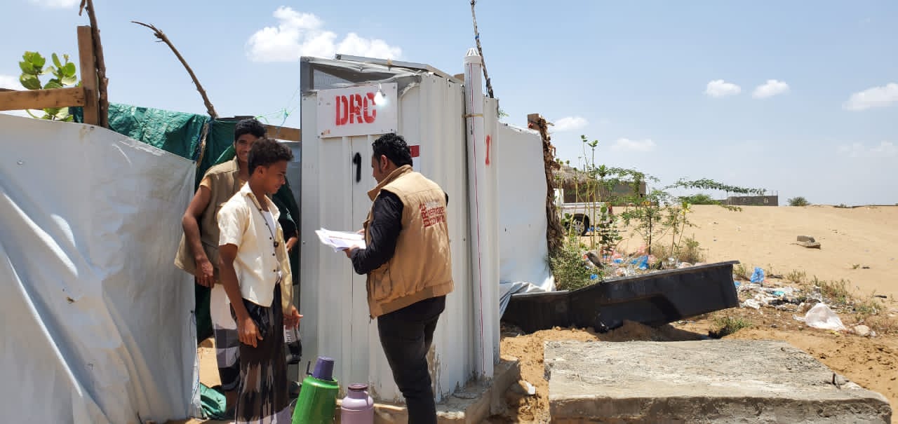 DRC staff confirm with beneficiaries that they have received latrines in Al Merdah camp in Hodeidah governorate. 