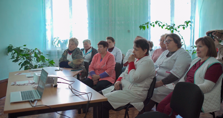 Doctors from the Polissia Central Hospital in Krasiatychi, Kyiv Oblast, listen to a lecture on the risks of explosive ordnance. ©ShoTam Ukraine, 2024.