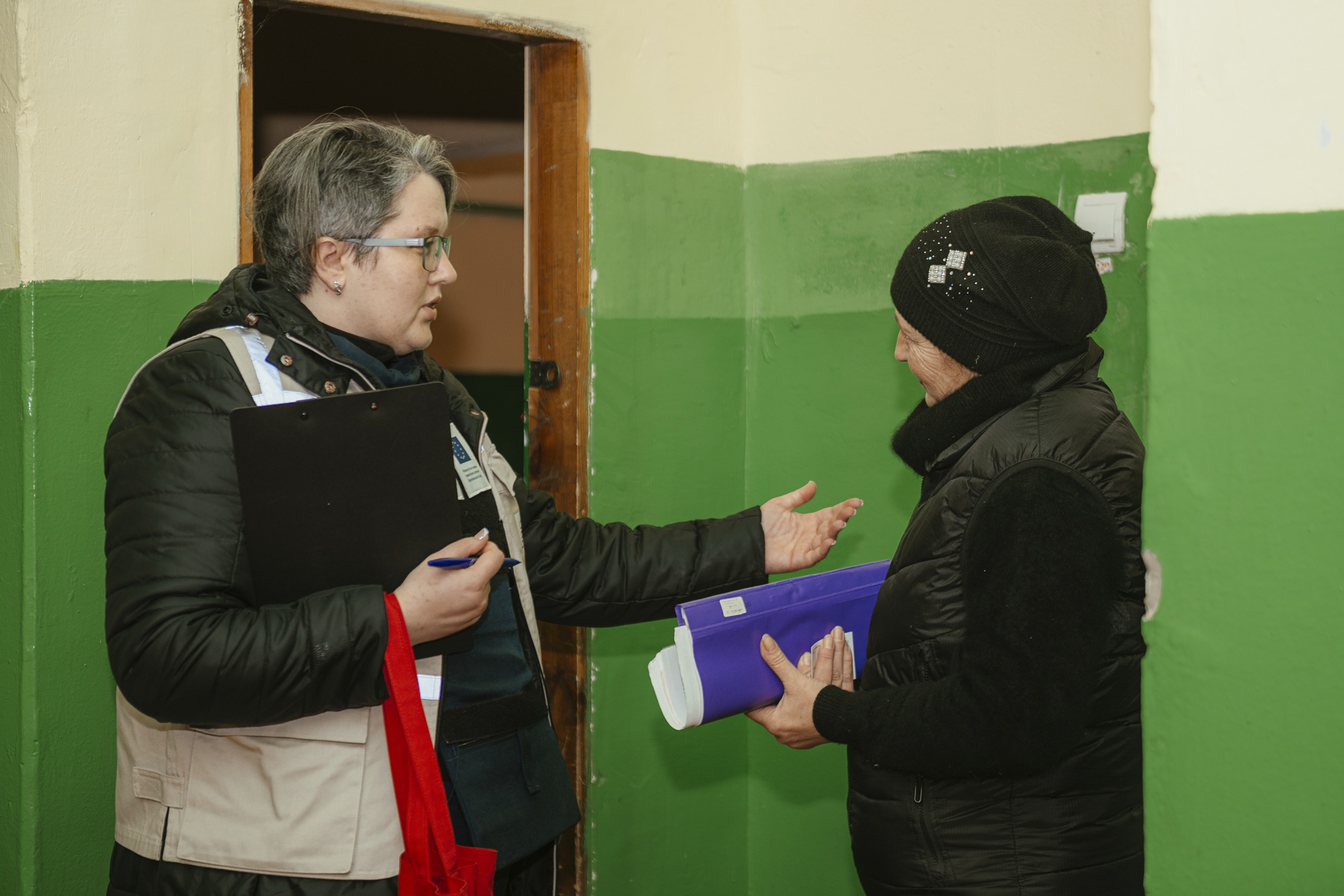 While waiting for the registration, residents of hromada consult with lawyers on the acute issues.©DRC Ukraine, Zaporizhzhia Oblast, 2026, Krystyna Pashkina.