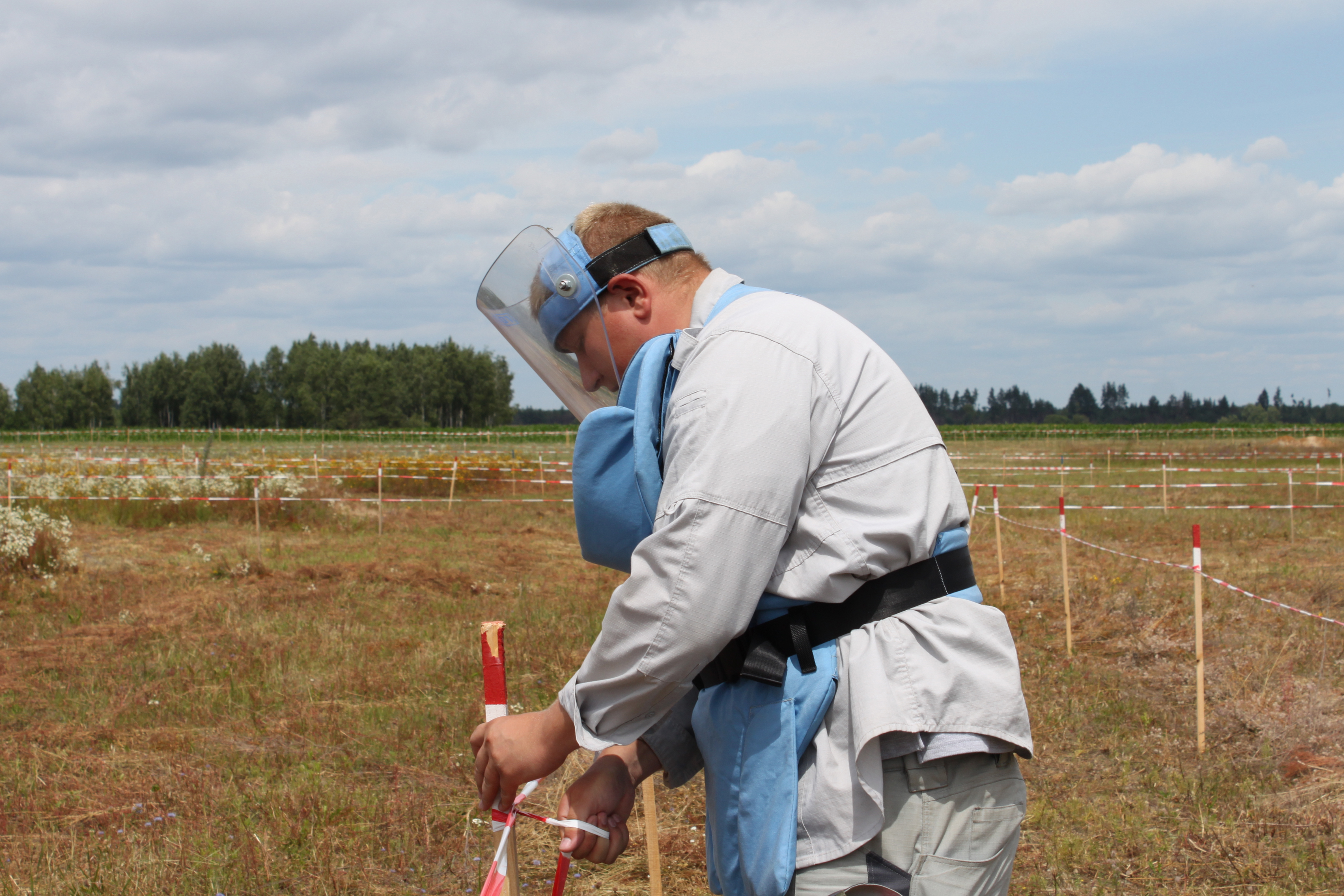 Deminer Danylo marks the contaminated territory.©DRC Ukraine, Kyiv Oblast, 2023, Volodymyr Malynka.
