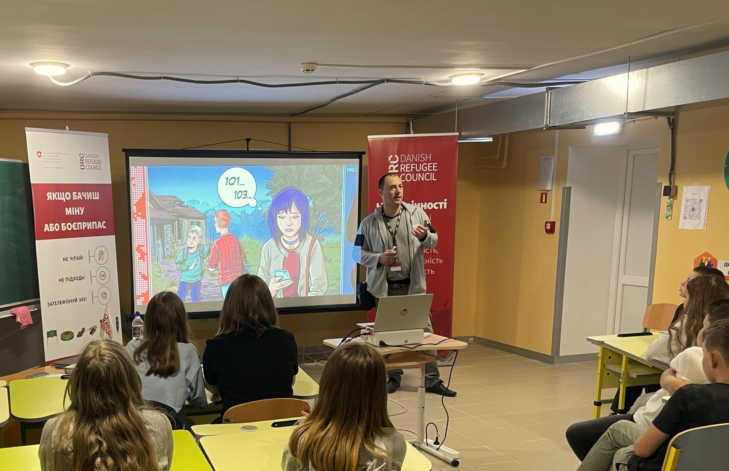 Facilitator delivers Explosive Ordnance Risk Education (EORE) session to children in South-East of Ukraine.
© DRC Ukraine, 2024. 