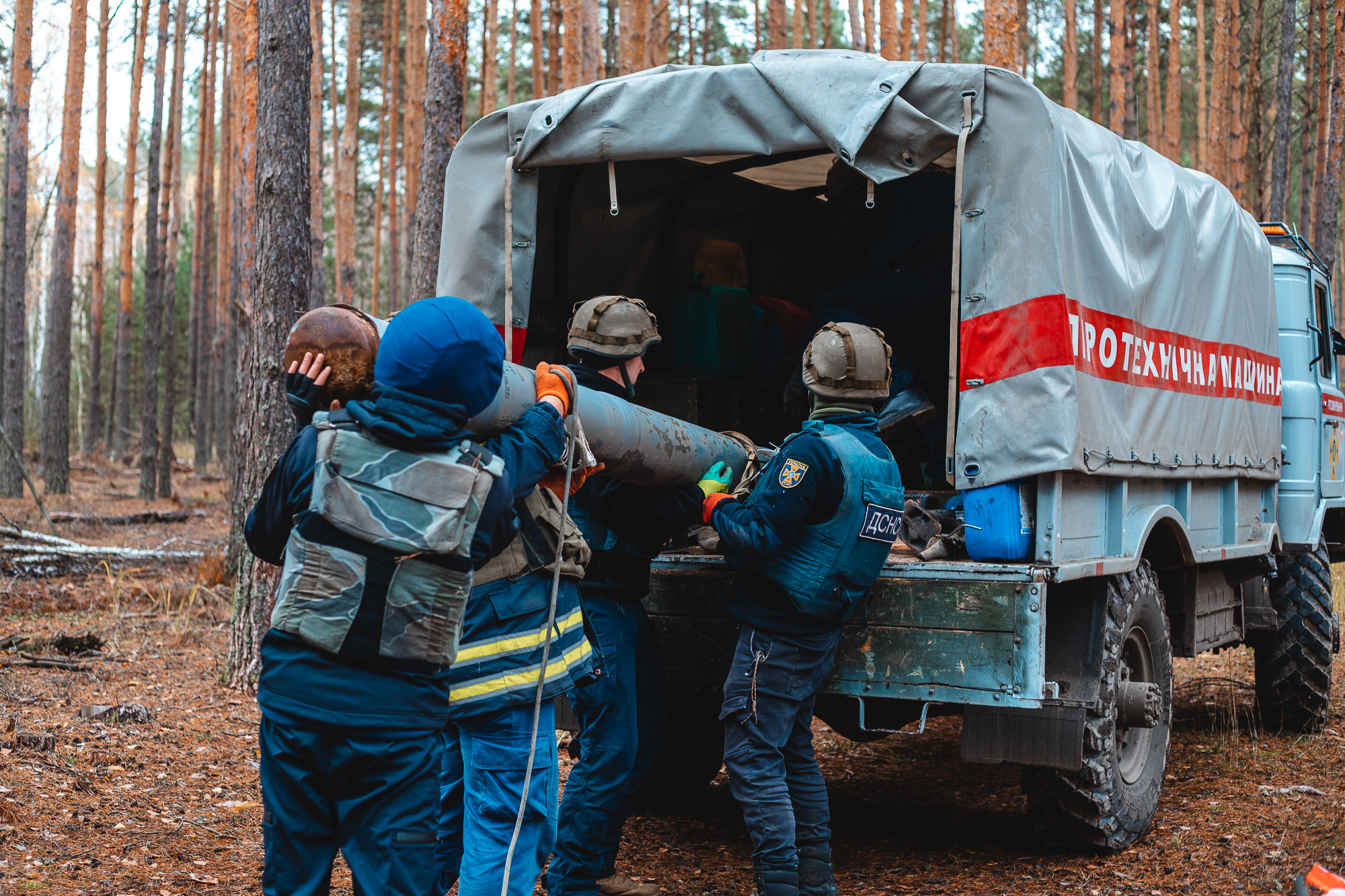SES specialists collect explosive remnants of war to dispose of them.©DRC Ukraine, November 2022, Arsen Dzodzaev.