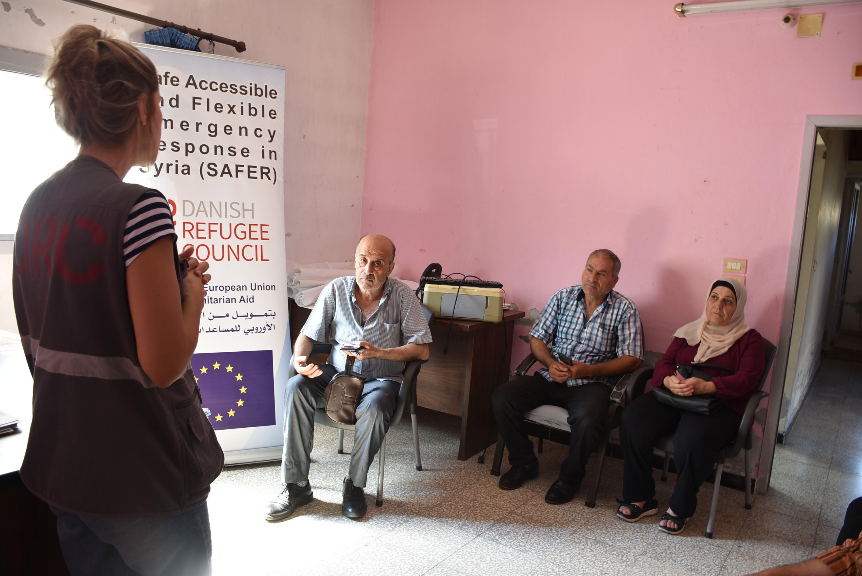 DRC’s protection team provides PFA to affected community members in Karafellahli, Qastal Maaf. 